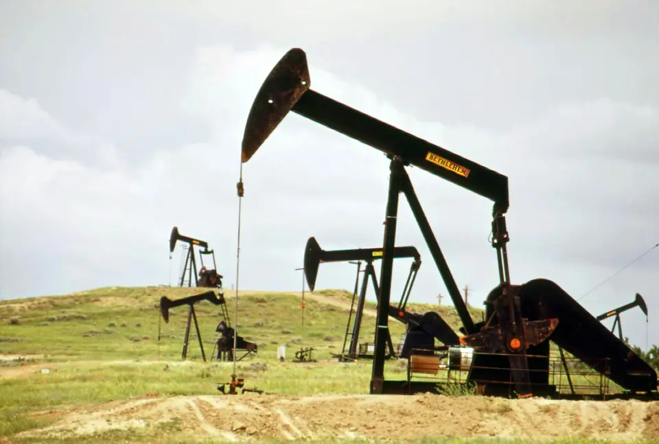 Станки-качалки на нефтяном месторождении